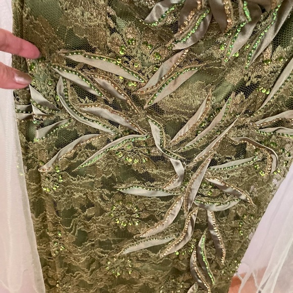 Lace Green Medium Especial Ocassion Gown Size Medium - Picture 7 of 12